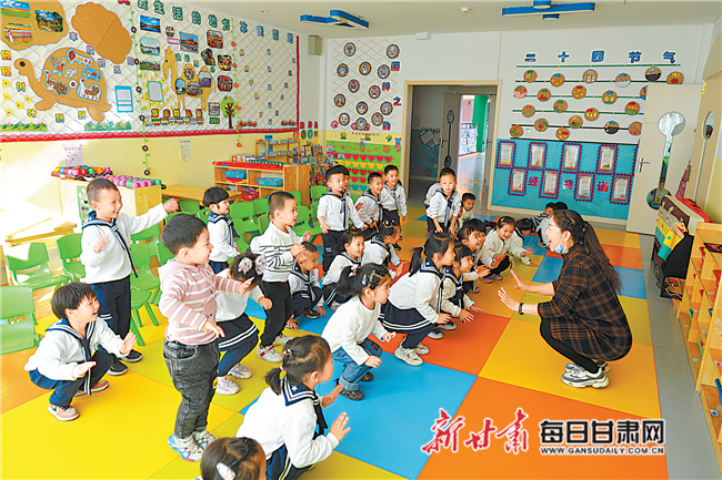 【图片新闻】金川集团服务分公司幼教中心的老师与孩子们一块做游戏
